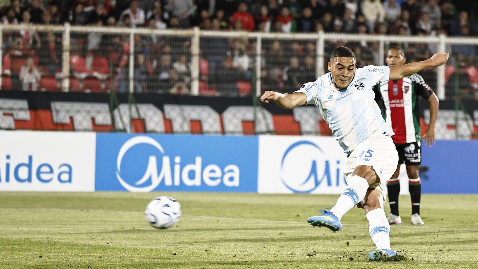 brazilian-carlos-vinicius-missed-three-penalties-in-the-same-copa-sudamericana-match-(video)
