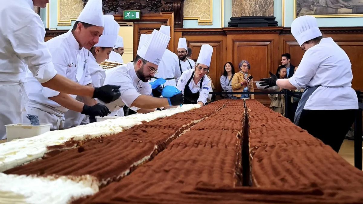 more-than-50,000-biscuits:-the-incredible-feat-of-the-440-meter-tiramisu-that-beat-a-guinness