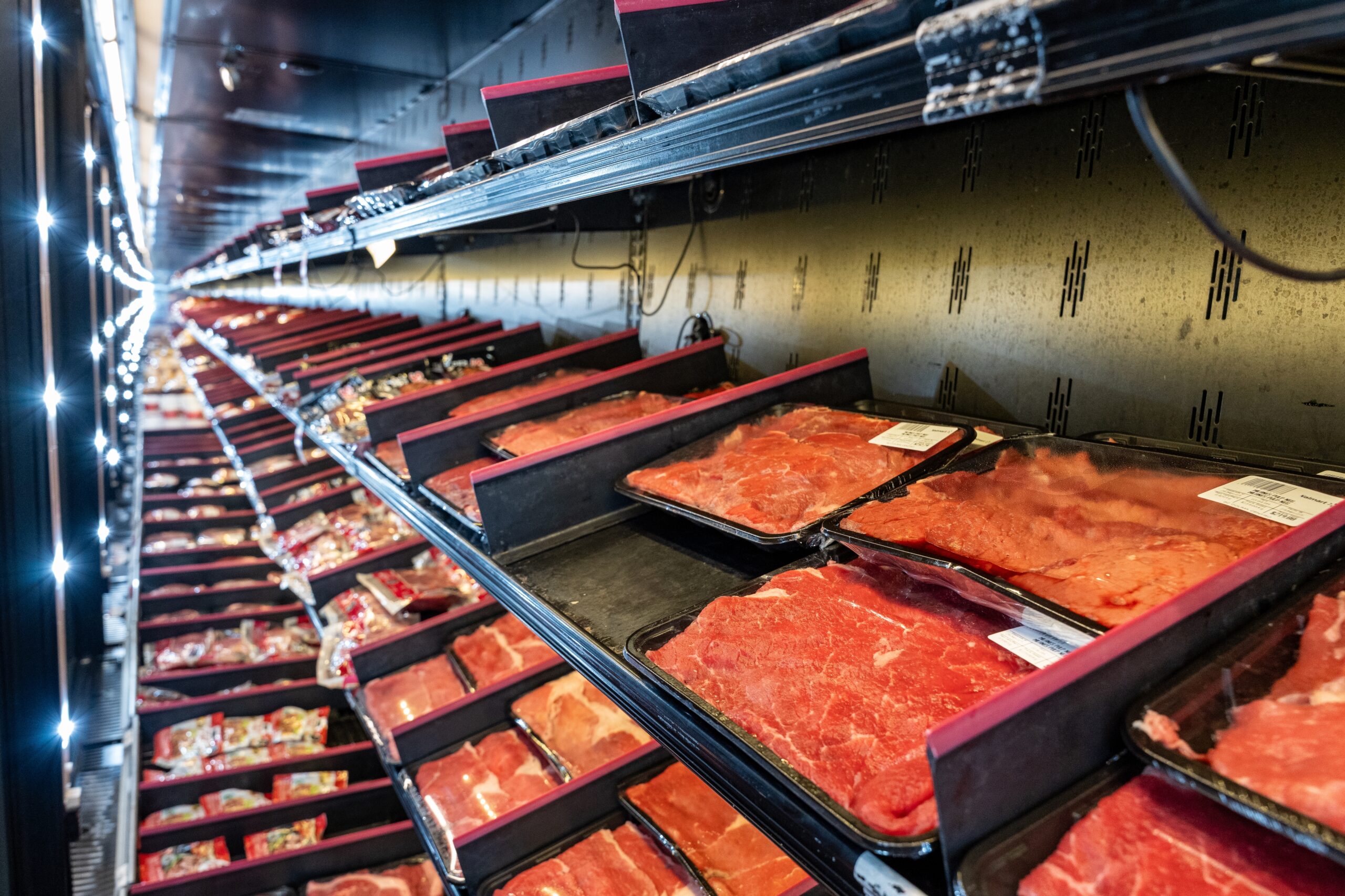 in-the-us,-more-and-more-people-choose-to-buy-chicken-due-to-the-increase-in-the-price-of-beef