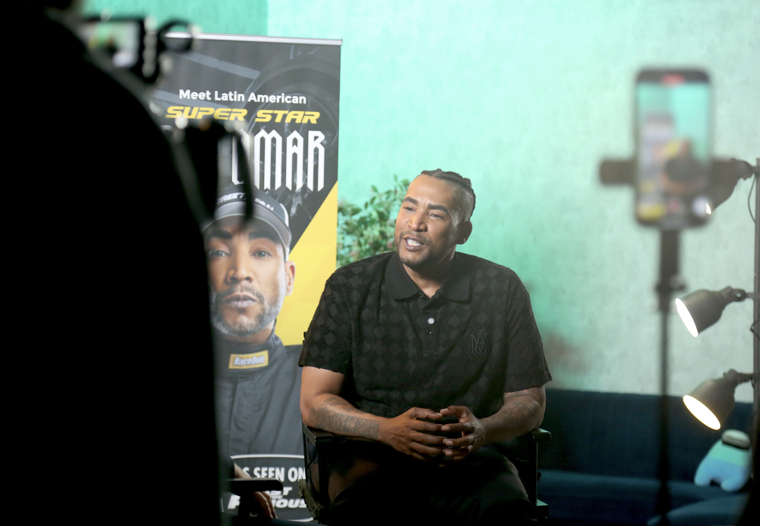 don-omar-reveals-the-reason-for-his-famous-phrase:-“don’t-look-at-my-galaxy”-in-his-iconic-song-“diva-virtual”
