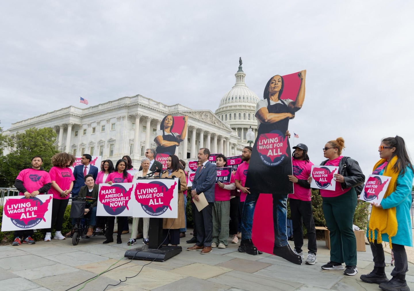 congresswomen-delia-ramirez-and-analilia-mejia-present-a-project-to-increase-the-federal-minimum-wage-to-$25-an-hour