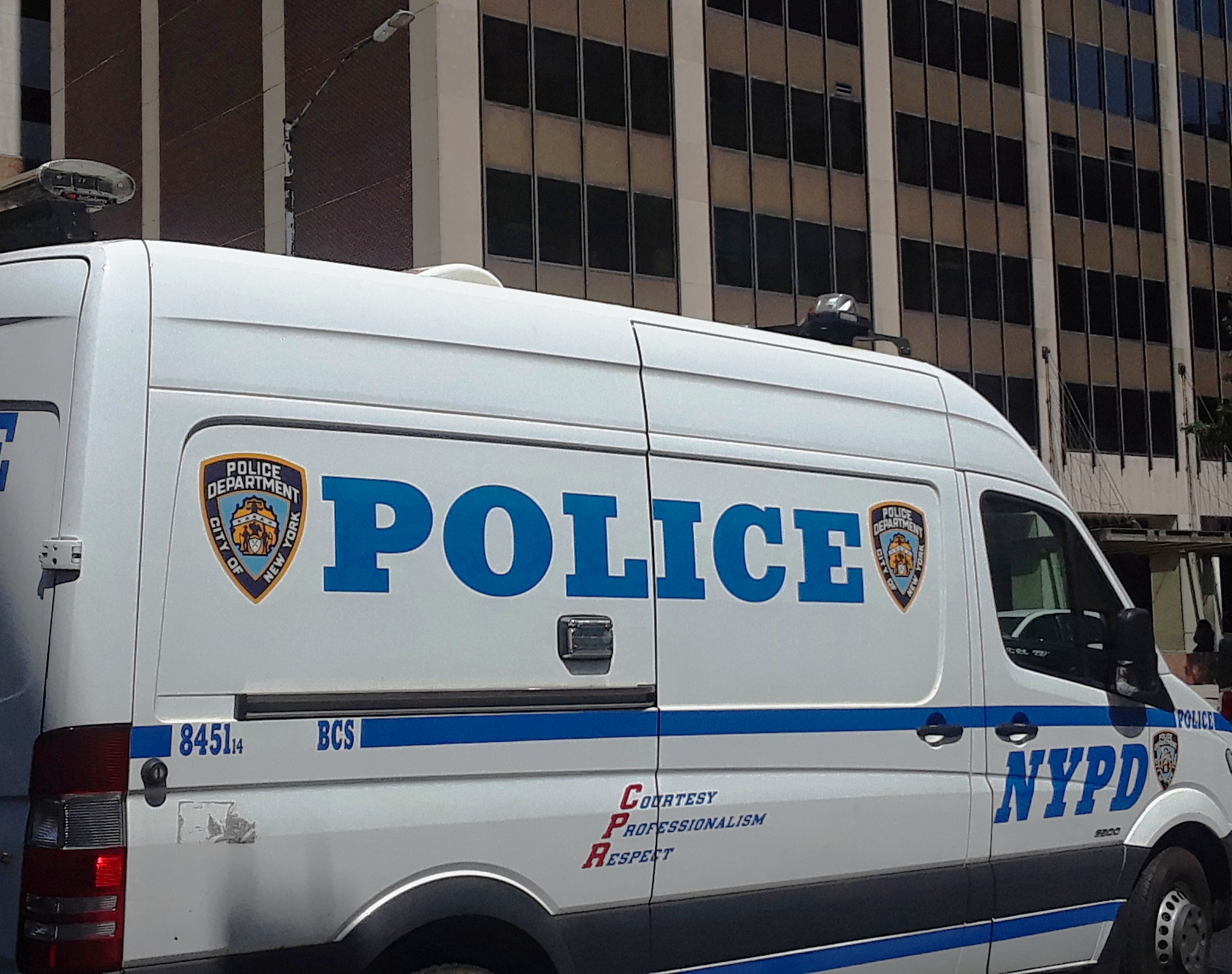 man-who-was-beaten-“for-no-reason”-by-police-in-new-york-asks-for-$100-million:-lawsuit