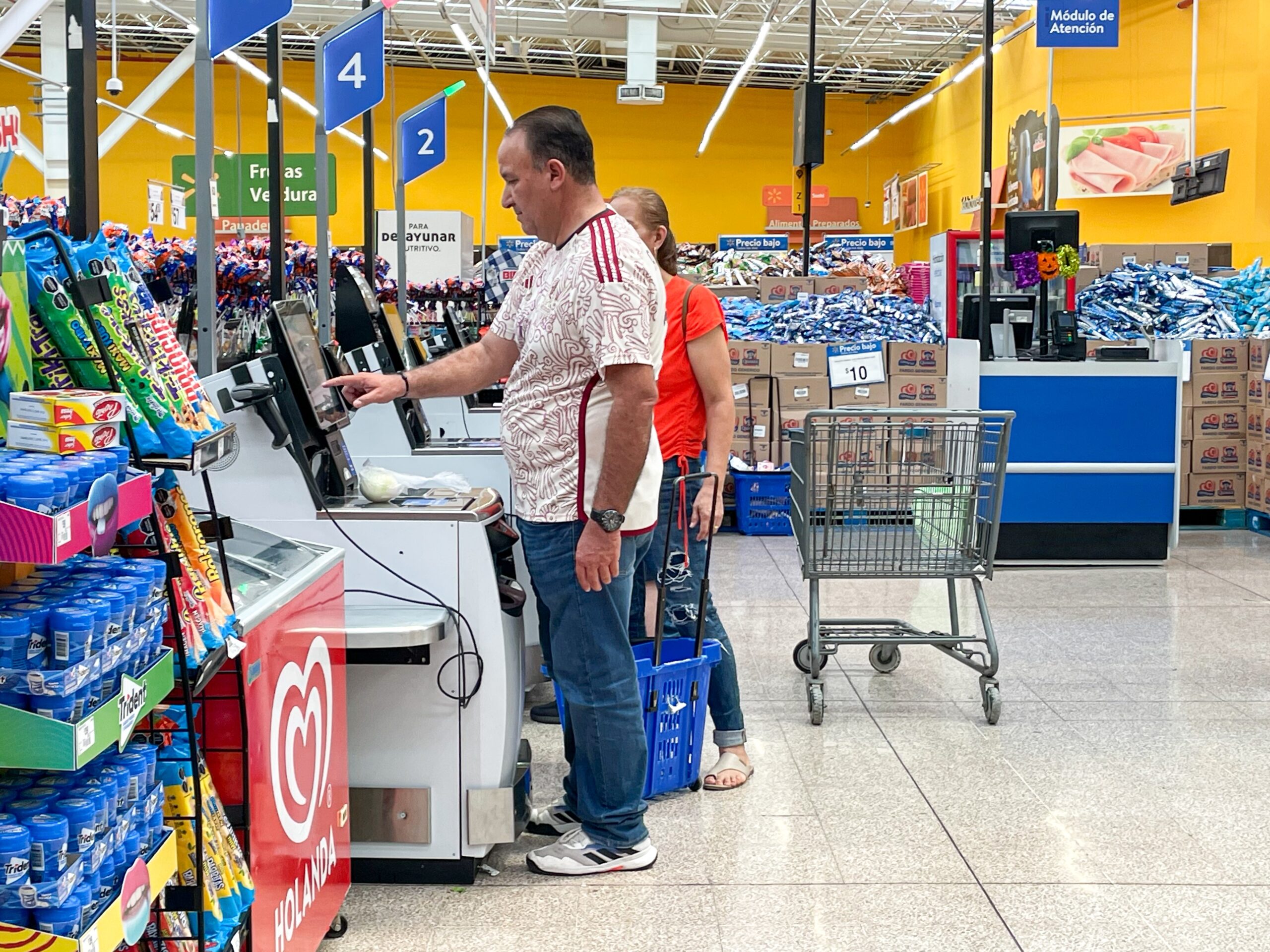 walmart-begins-to-eliminate-self-checkouts-and-returns-to-traditional-checkouts