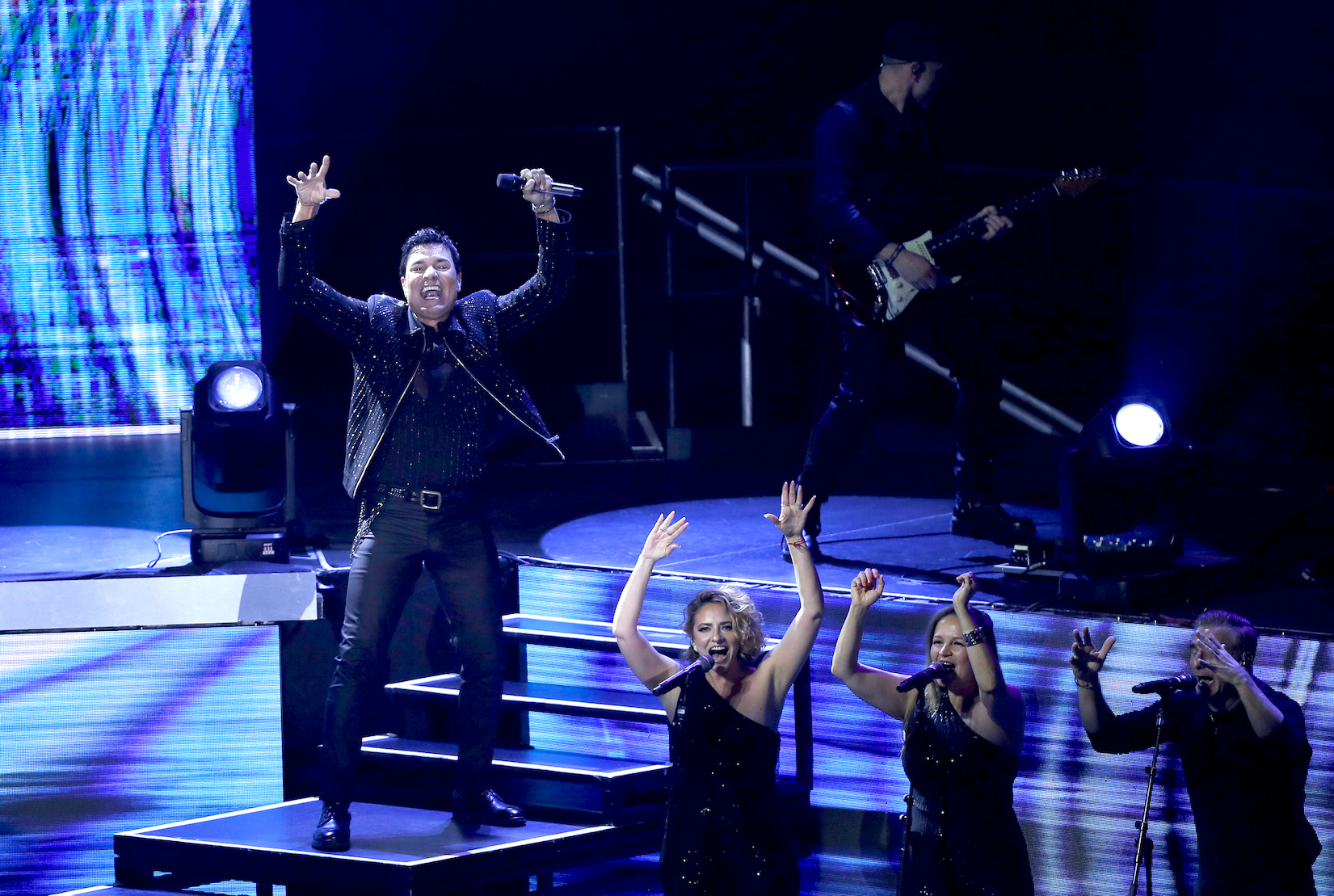 chayanne-fulfills-the-dream-of-a-“quinceanera”-fan-after-dancing-with-her-at-her-concert