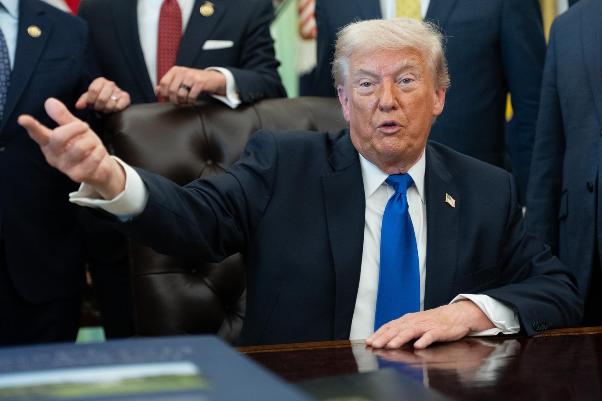 trump-says-that-maria-corina-machado-gave-him-his-nobel-and-told-him-he-didn’t-deserve-it