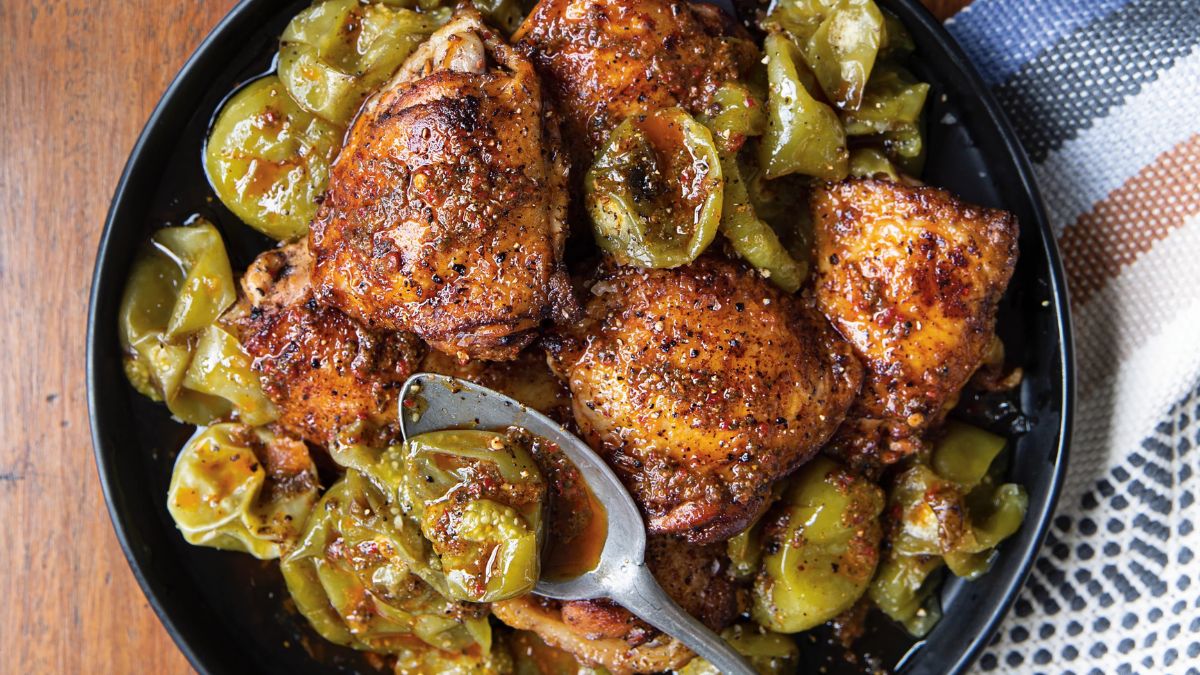 chicken-in-chili-and-tomatillo-dressing:-the-secret-of-the-flavor-in-molcajete