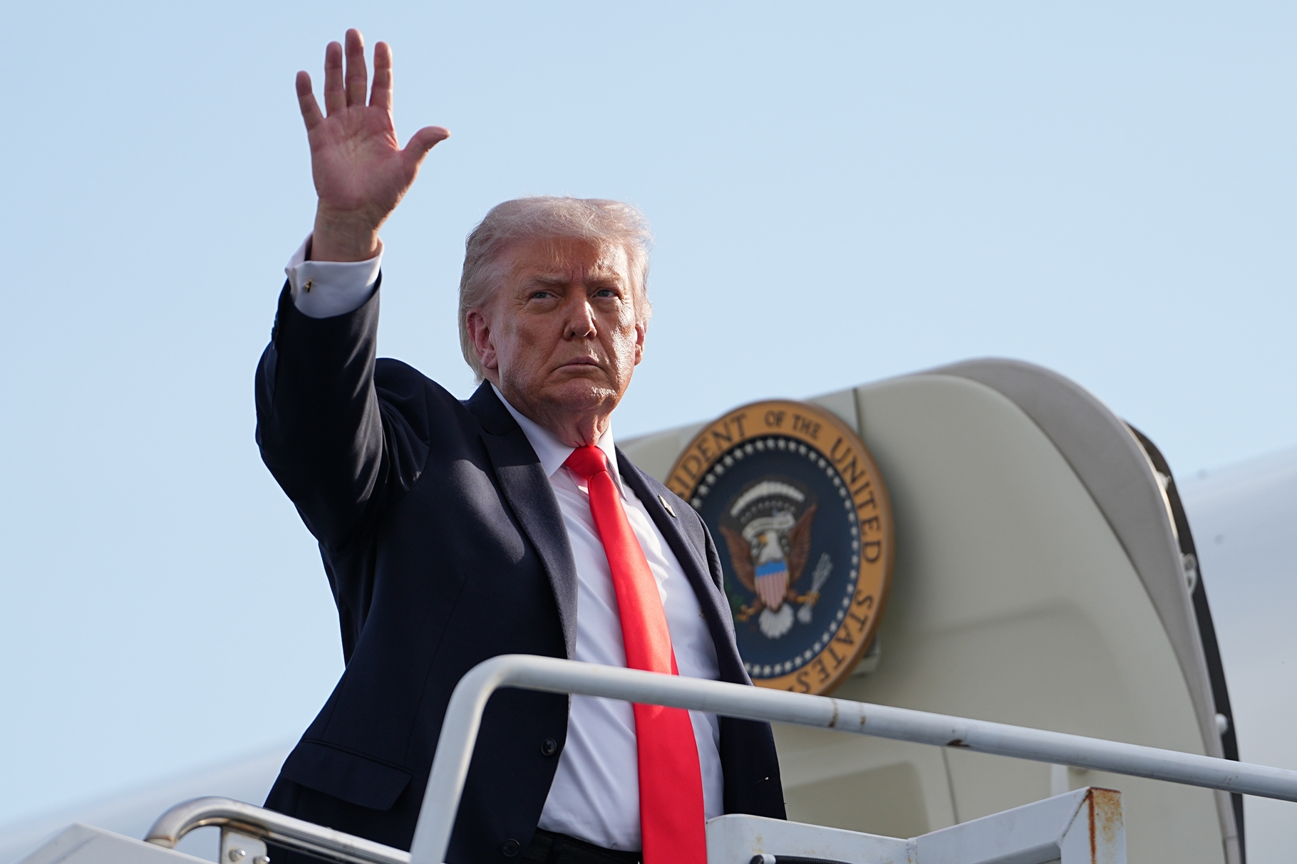 the-us-adapted-a-plane-donated-by-qatar-to-temporarily-use-it-as-a-presidential-plane