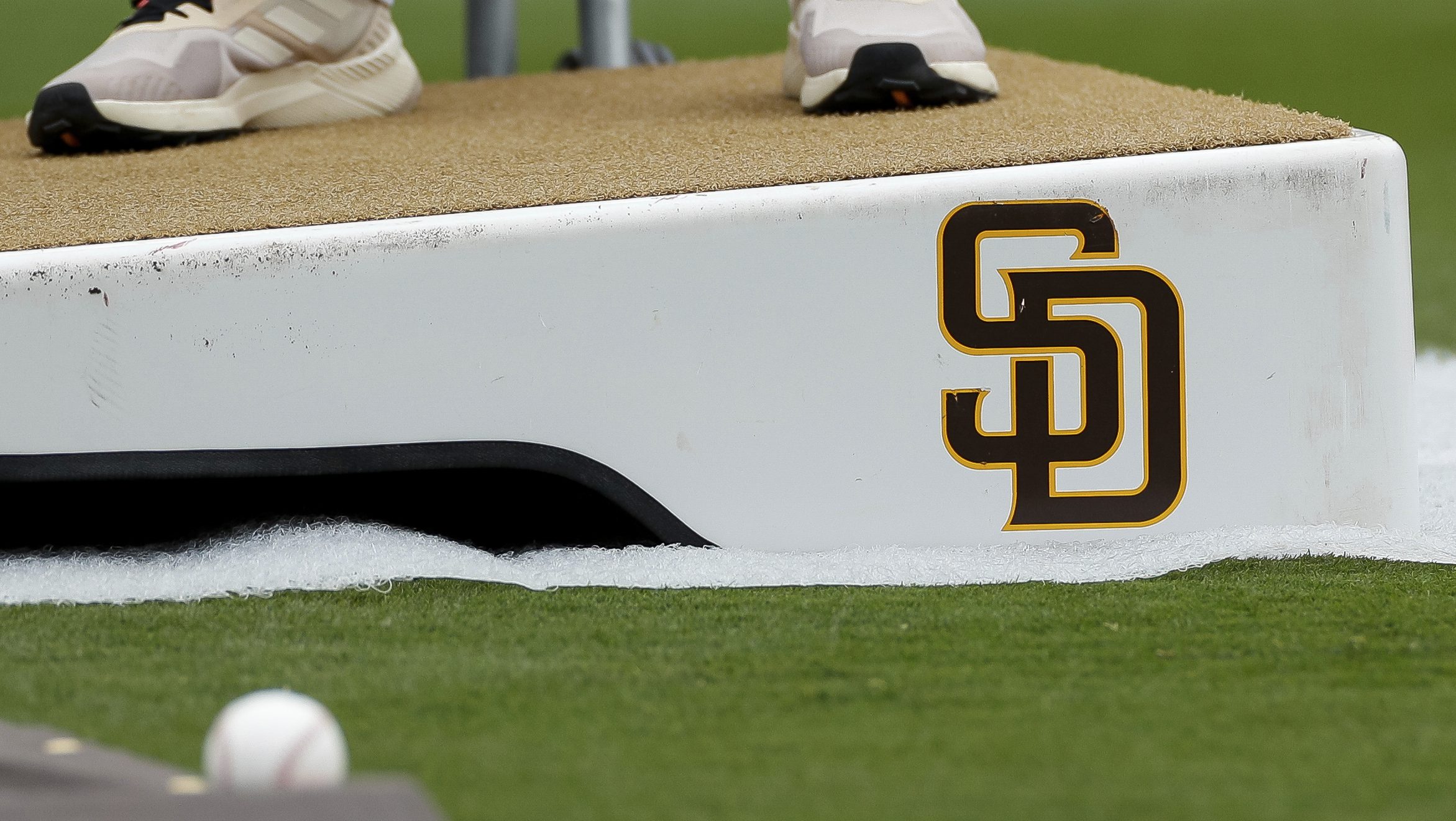 puerto-rican-businessman-leads-$3.9-billion-bid-to-buy-san-diego-padres