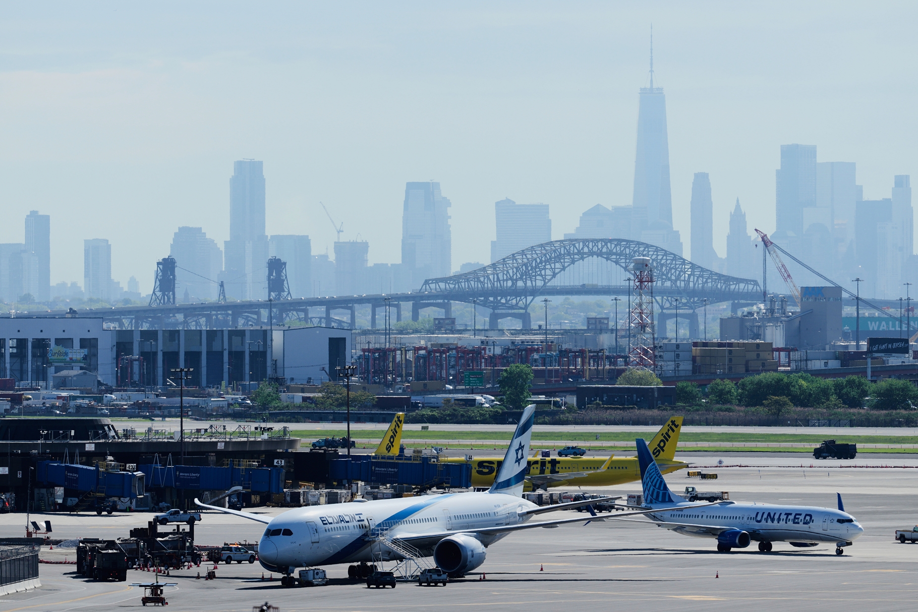they-investigate-impact-of-united-airways-plane-against-a-pole-before-landing-in-newark