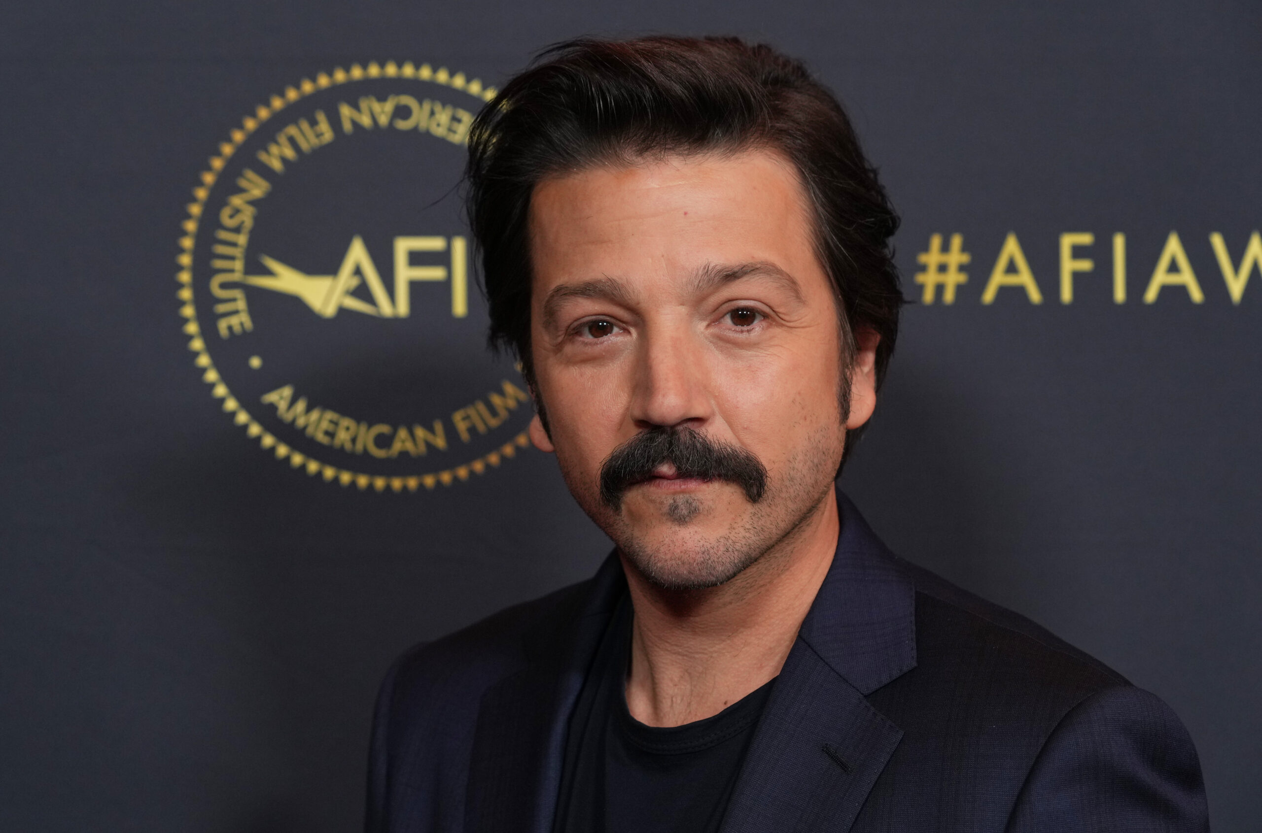 diego-luna-will-be-part-of-the-“enredados”-reside-trail