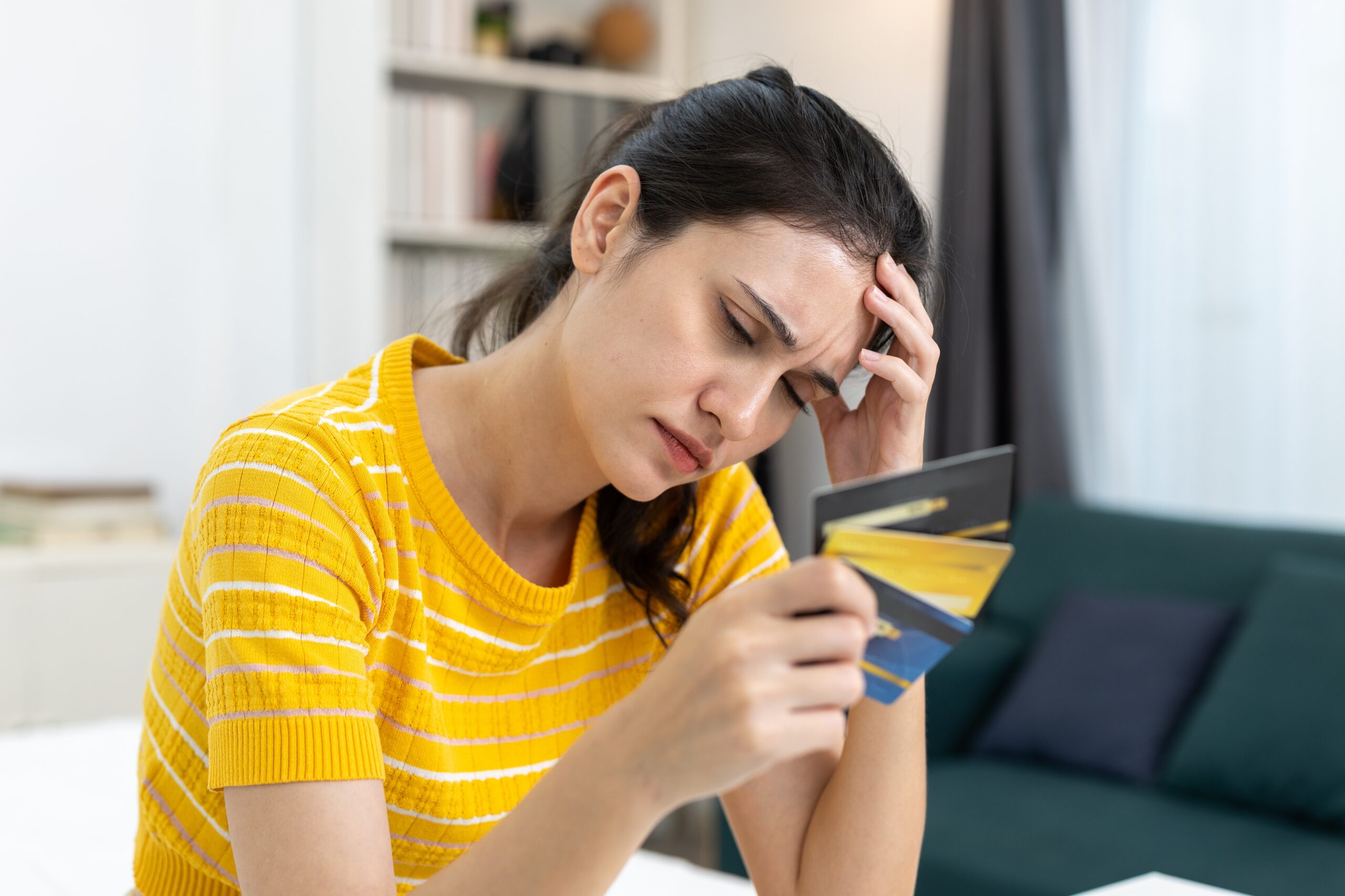 experts-reveal-how-much-card-debt-is-already-worrying-in-2026