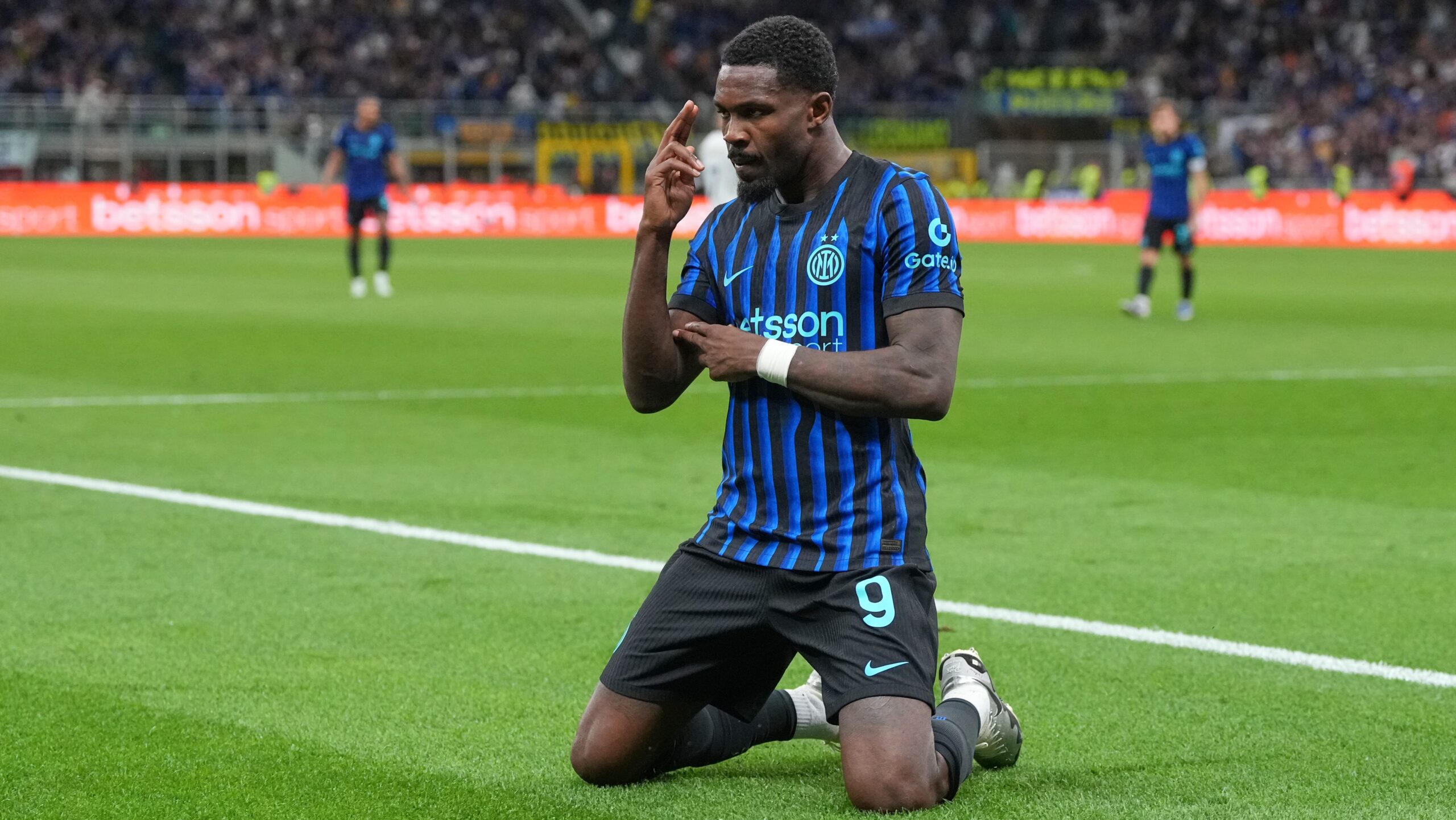 marcus-thuram-recreates-the-iconic-photo-of-kobe-bryant-after-winning-the-scudetto-with-inter
