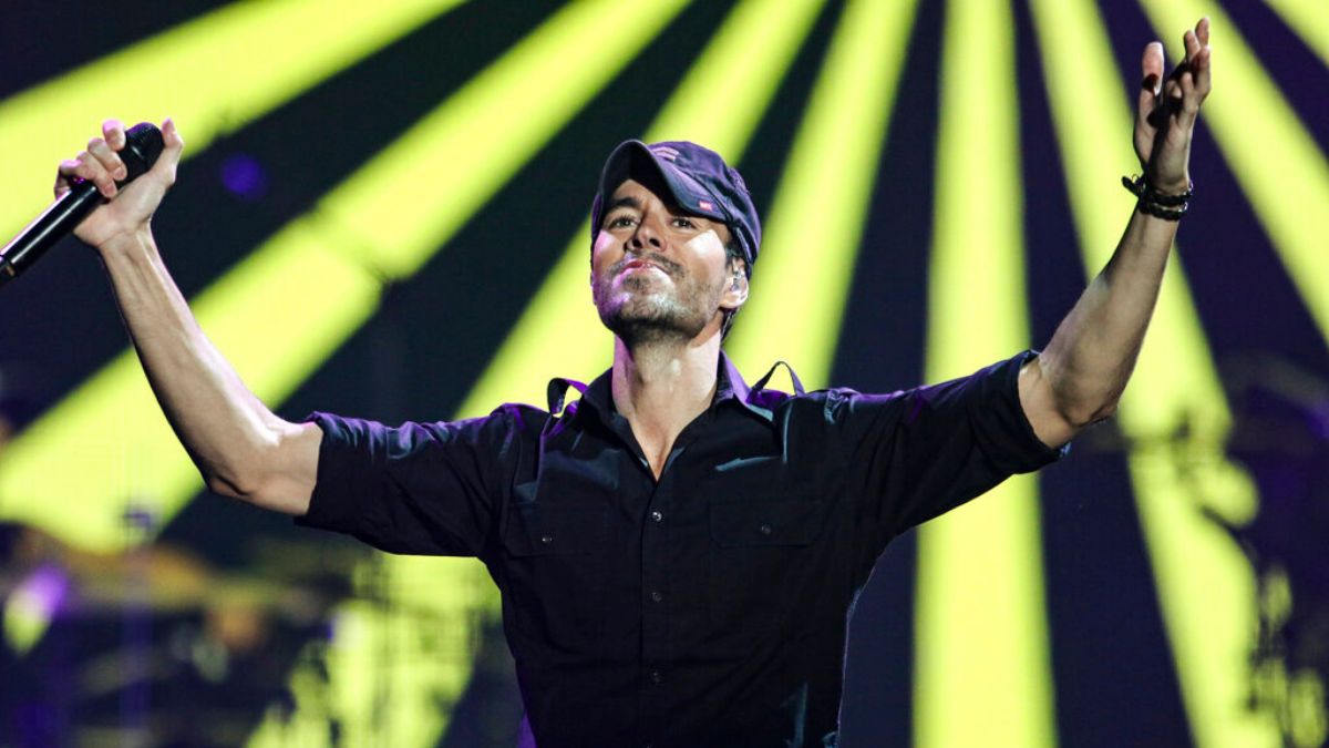 enrique-iglesias’-recent-controversial-and-public-kisses