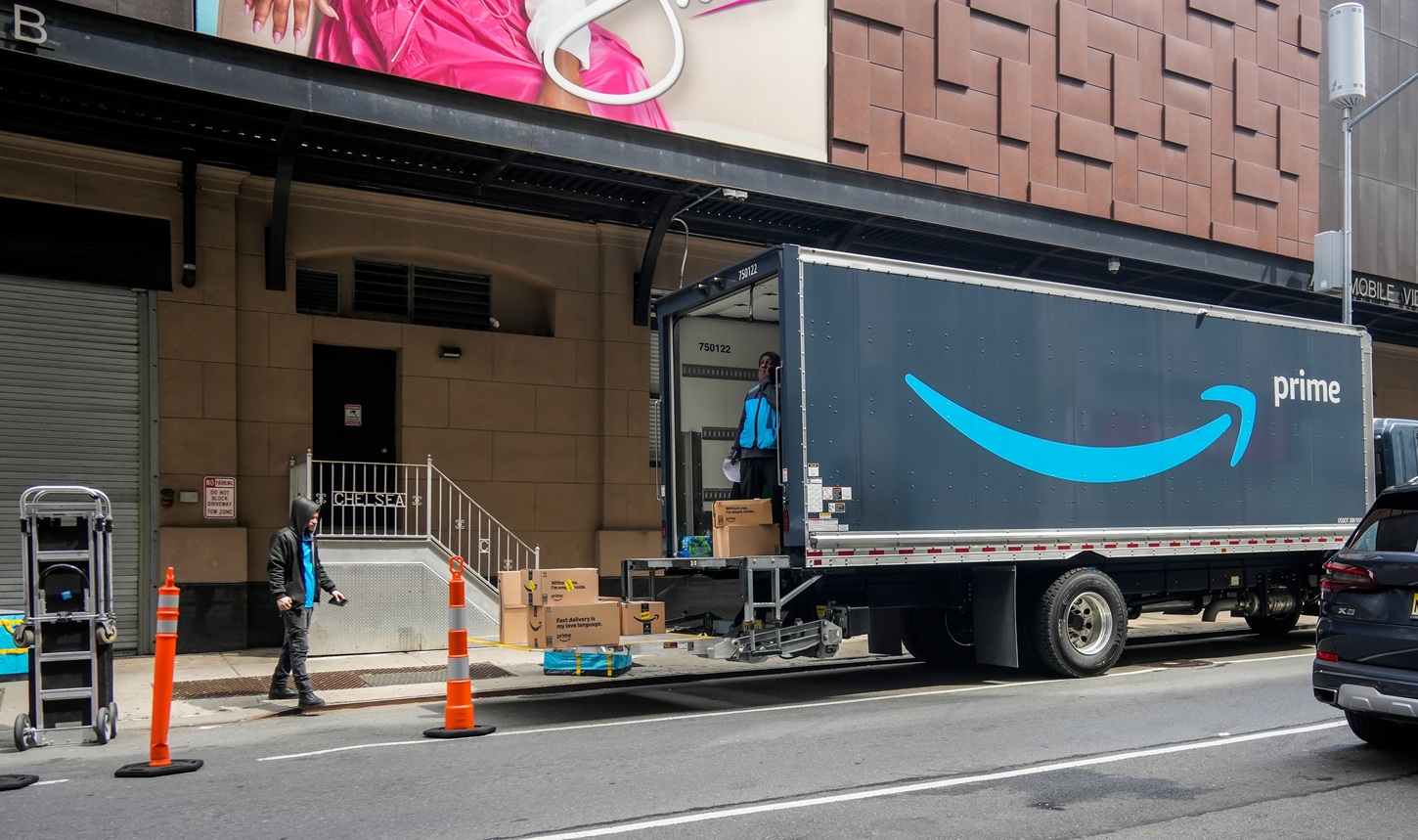 amazon-enters-the-delivery-business-and-hits-ups-and-fedex-with-drops-of-up-to-10%