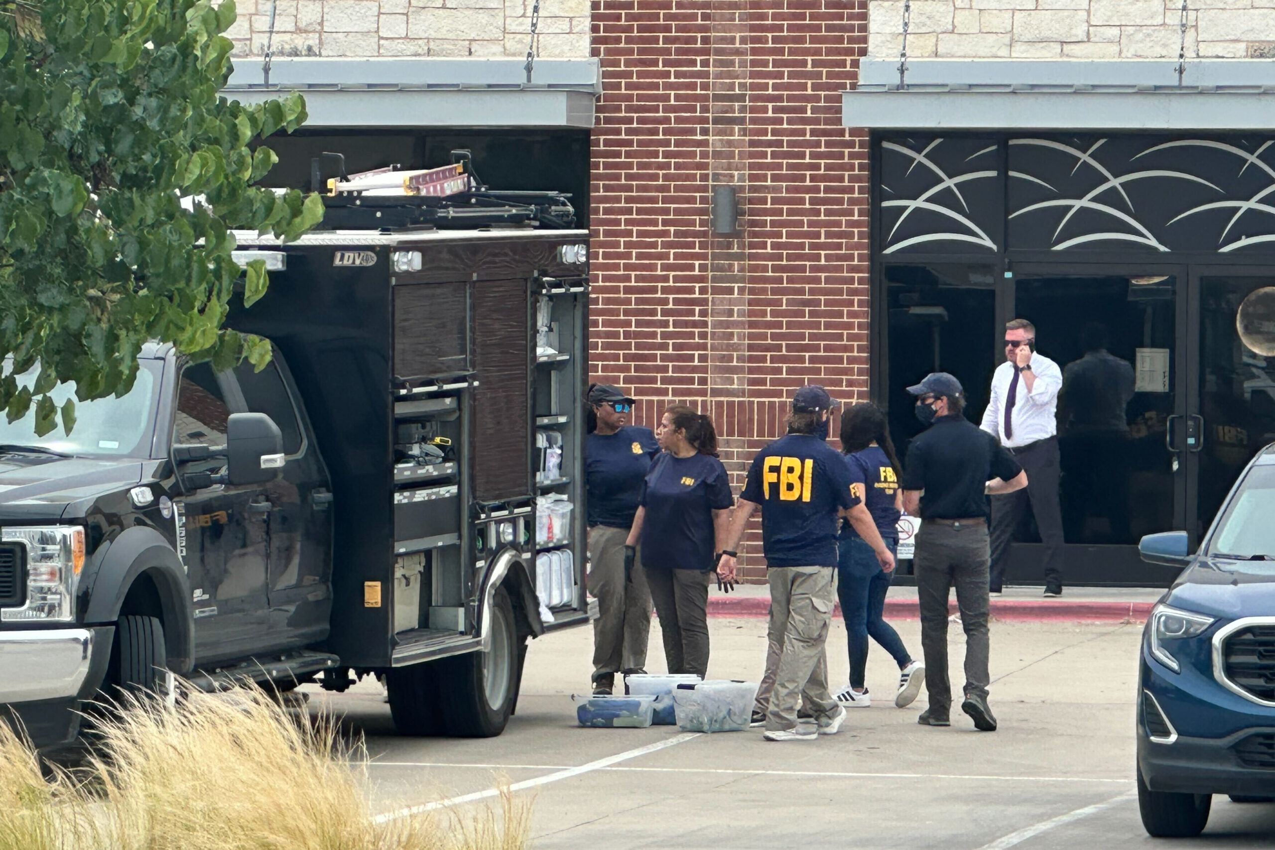 shooting-at-texas-mall-leaves-two-dead-and-three-injured