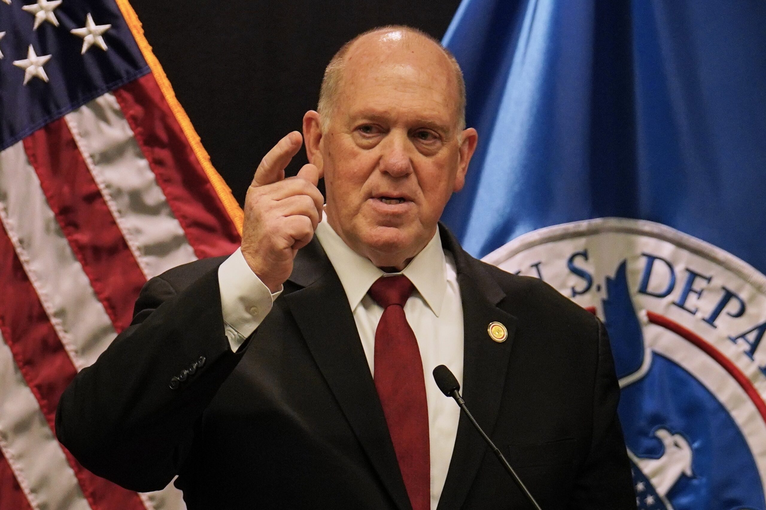 homan-threatens-to-“flood”-new-york-with-ice-agents-and-unleashes-rejection